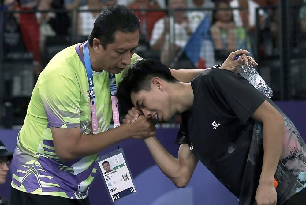 Fareez (kanan) selepas menentang pemain Indonesia, Dheva Anrimusthi dalam perlawanan penentuan pingat gangsa perseorangan lelaki SU5 (kecacatan fizikal) Sukan Paralimpik Paris 2024. Foto Bernama