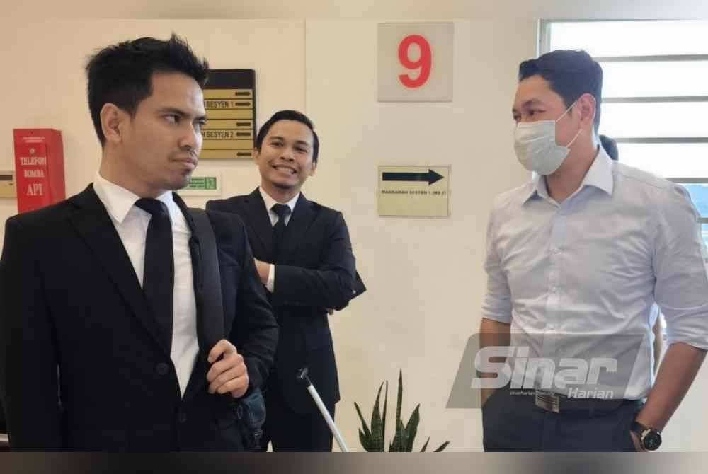 Mahmud (kiri) menemani Mohd Asraf (kanan) ketika hadir ke Mahkamah Sesyen Shah Alam pada Selasa, bagi keputusan kes rasuah yang dihadapinya.FOTO SINAR HARIAN-NOOR AZLIDA ALIMIN