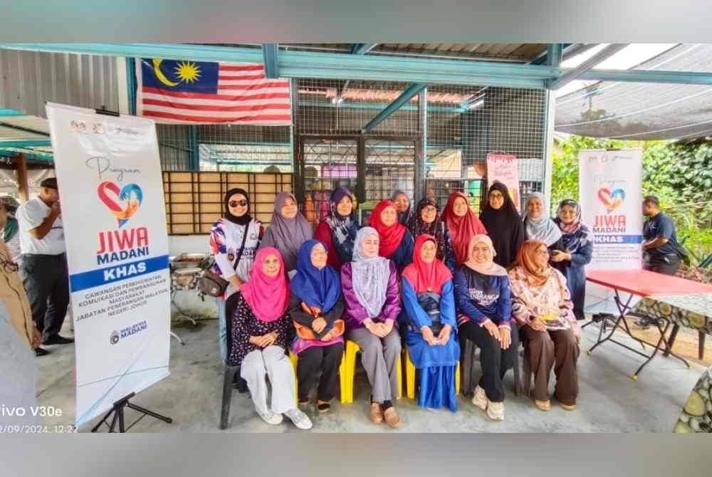 Penduduk yang hadir pada Program Jalinan Insan Wahana Aspirasi (Jiwa) Madani bersama Komuniti di Warung Zai Sham, Kampung Bentong pada Isnin.