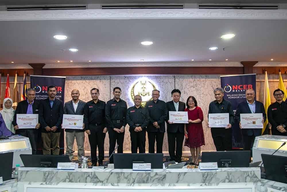Saarani (tujuh dari kanan) menyempurnakan Majlis Apresiasi Pembangunan Ekosistem Pelancongan Negeri Perak anjuran NCIA bagi menghargai peserta Program DU@NCER dan NEST Perak di Bangunan Setiausaha Kerajaan Negeri di Ipoh pada Selasa. Foto: ihsan Pejabat Menteri Besar Perak