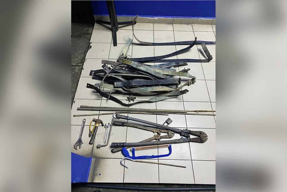 Antara tembaga yang dipercayai dicuri dua suspek di Stesen Bekalan Kuasa, Rawang.