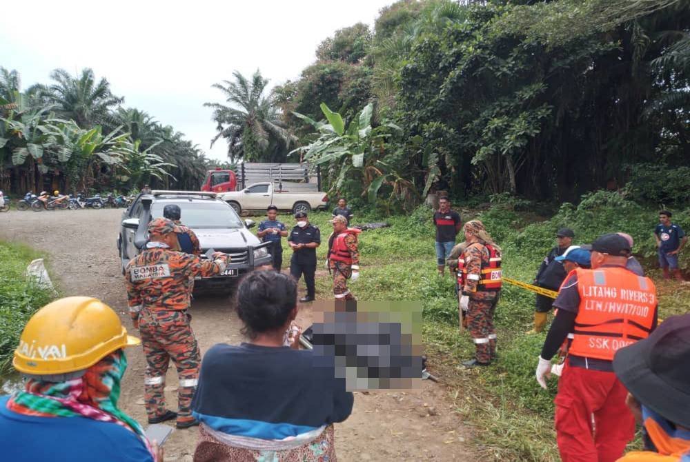 Mayat mangsa dibawa naik ke darat oleh pasukan bomba sebelum diserahkan kepada pihak polis.