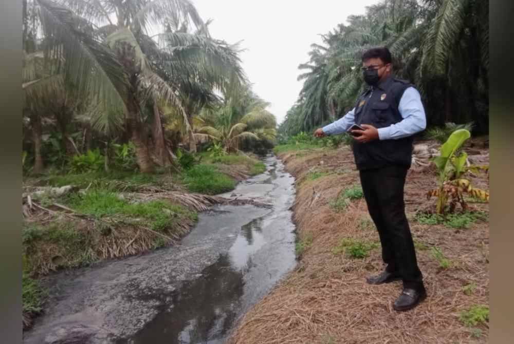 Veerapan menunjukkan keadaan air parit di lokasi.