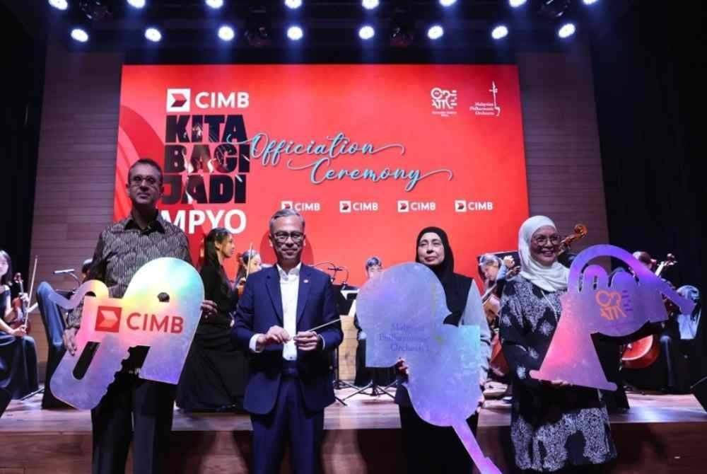 Fahmi (dua dari kiri) pada Kempen CIMB Bank Bhd ‘Kita Bagi Jadi’ di Kuala lumpur, pada Selasa. Foto Bernama