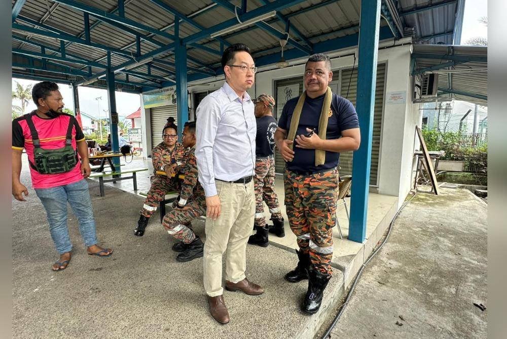 Jimmy Puah diberikan taklimat oleh pegawai bomba di lokasi kejadian.