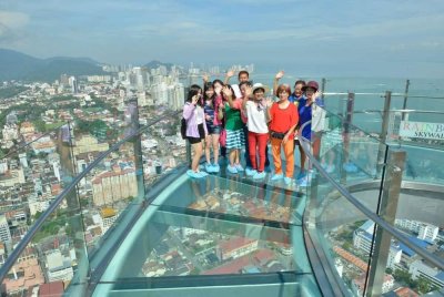 Rainbow Skywalk merupakan tempat paling tinggi kerana ia terletak di tingkat 68 iaitu di bumbung bangunan Komtar.
