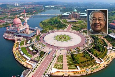 Tun M (gambar kecil) mengakui tiada mana-mana bandar di dunia yang pernah dikunjunginya dapat menandingi keindahan dan susunan atur pembangunan di Putrajaya.