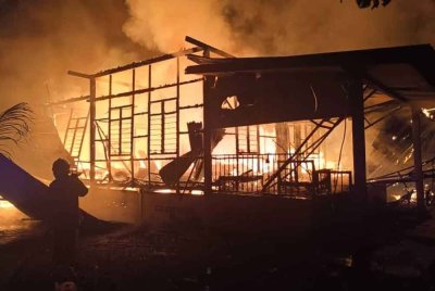Api marak mengakibatkan 80 peratus rumah pusaka keluarga Nik Siti Nor Hamzani hangus. Foto ihsan bomba