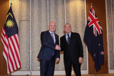 Timbalan Perdana Menteri yang juga Menteri Peralihan Tenaga dan Transformasi Air, Datuk Seri Fadillah Yusof mengadakan pertemuan dengan Perdana Menteri New Zealand, Christopher Luxon (kiri) di sebuah hotel pada Selasa. Foto Bernama