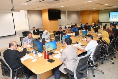 Sesi pertemuan KPF dan SKM membincangkan pelan penambahbaikan koperasi.