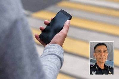 Seorang lelaki bertindak melarikan sebuah telefon bimbit di sebuah premis menjual telefon di Muar, pada Ahad. (Gambar kecil: Raiz Mukhliz) (Gambar hiasan) Foto 123rf