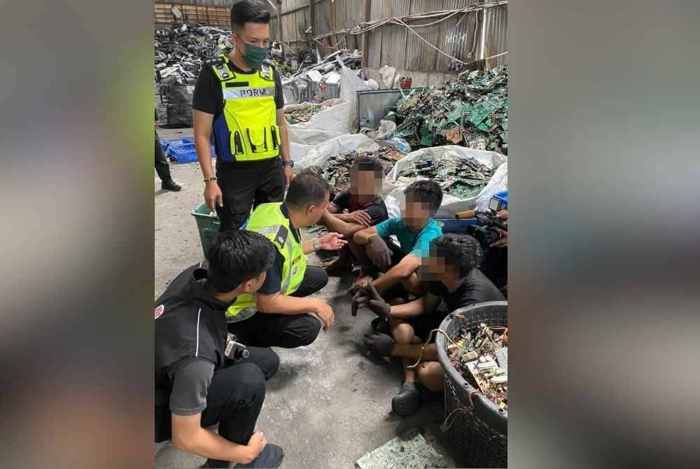 Pegawai operasi D3 JSJ Bukit Aman menjalankan soal siasat terhadap mangsa yang disyaki dieksploitasi sebagai buruh.