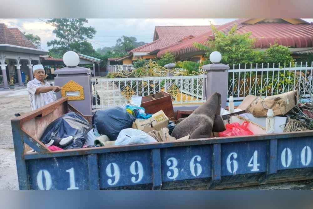 
Muhammad Yusof menunjukkan barang milik penduduk yang rosak dan terpaksa dibuang akibat banjir kilat terbaharu pada 22 Ogos lalu.