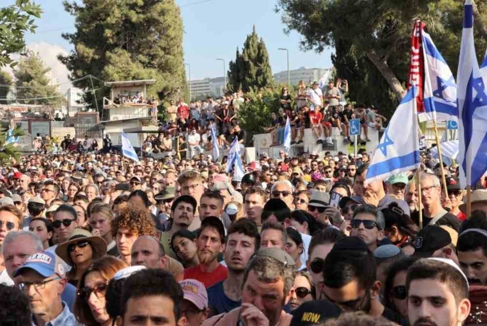 Rakyat Israel menghadiri upacara pengebumian tebusan ditemui mati dalam terowong di Gaza pada Ahad lalu.