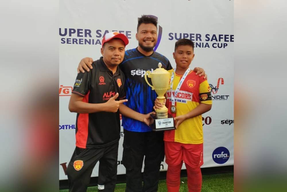 Mohd Faizal (kiri) bersama Safee dan kapten ASFC Juniors, Mohd Haziq Osman.