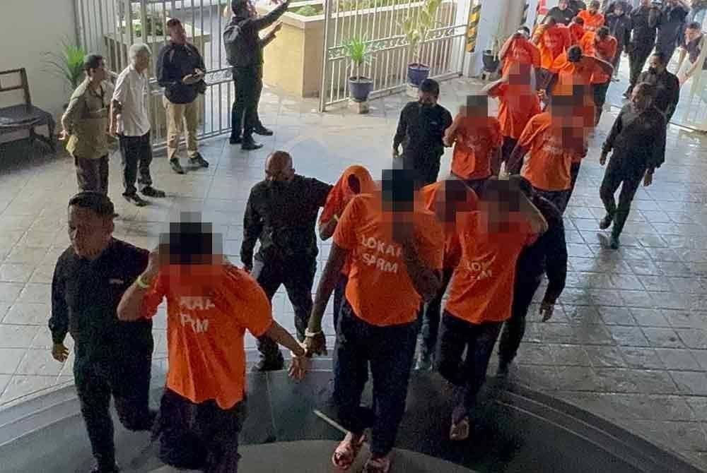 Tiga doktor bersama 30 individu yang berpakaian lokap diiringi dan dikawal ketat oleh anggota Suruhanjaya Pencegahan Rasuah Malaysia pada pagi Rabu.