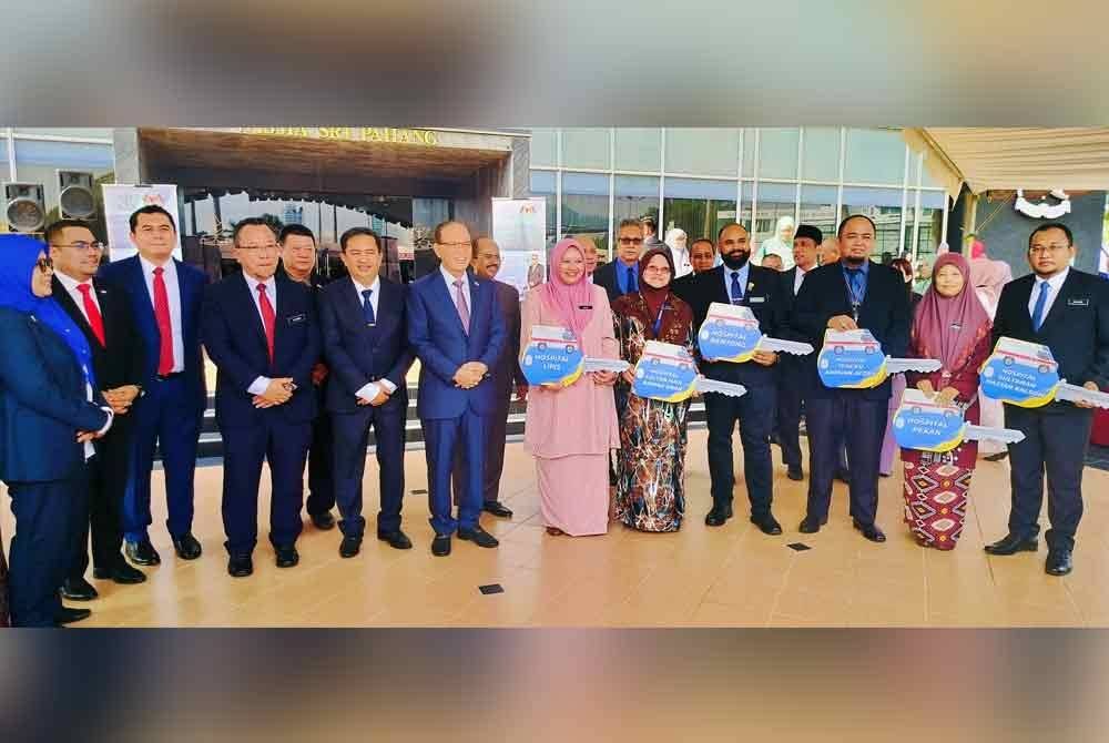 Wan Rosdy (tujuh dari kanan) bersama wakil hospital yang menerima ambulans jenis A pada Majlis Penyerahan Ambulans Negeri Pahang di Wisma Sri Pahang di sini pada Rabu.