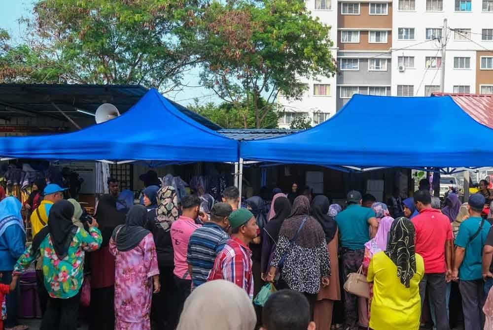 Program jualan Pasar Berkat yang berlangsung di Padang Hiliran pada Rabu mendapat sambutan memberangsangkan.