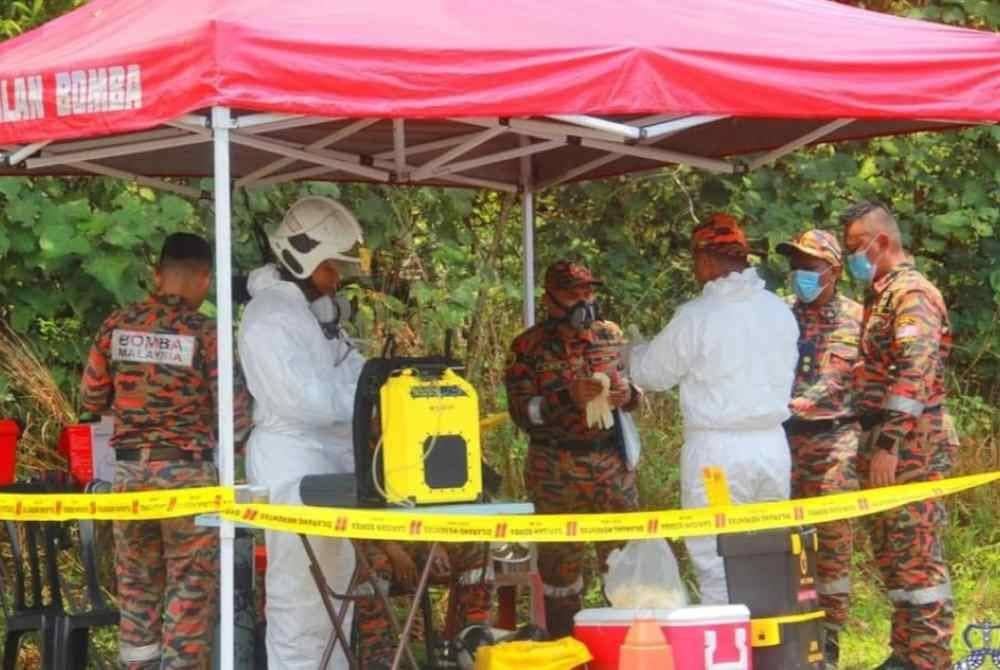Pasukan HAZMAT Bomba turut ke lokasi bagi menjalankan siasatan serta pengujian in-situ di sekitar tempat kejadian.
