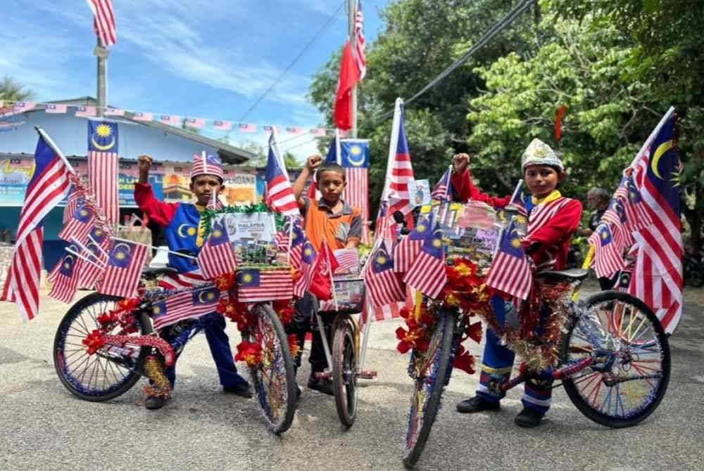 Muhammad Qayyum (kanan), Muhammad Adam (kiri) dan Muhammad Zakuan (tengah) bersama basikal berhias masing-masing.