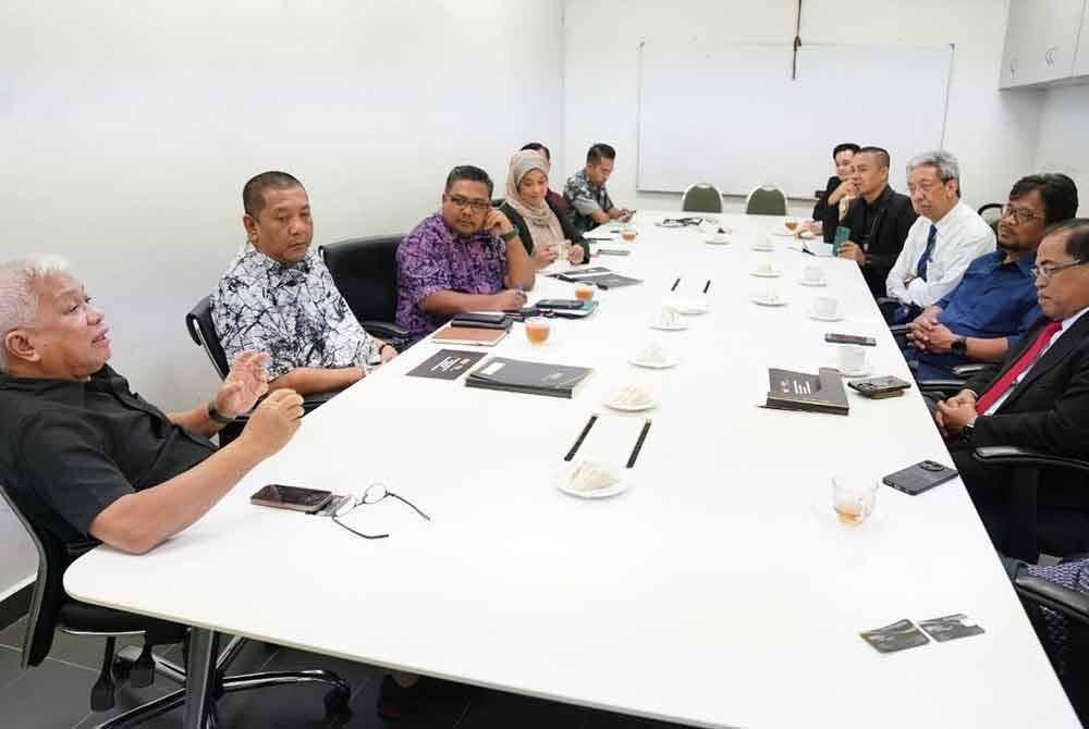 Hussamuddin (kiri) ketika mesyuarat sempena lawatan MPN ke Sinar Harian di Kompleks Kumpulan Karangkraf pada Rabu.