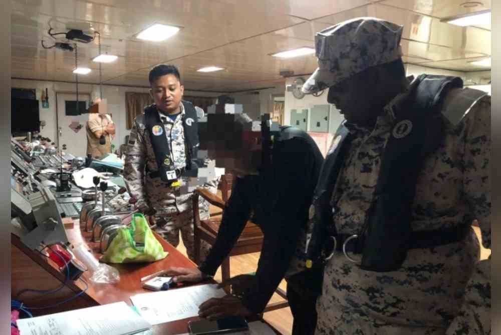Anggota Maritim Malaysia menjalankan pemeriksaan ke atas sebuah kapal pasir yang dipercayai berlabuh tanpa kebenaran dekat Sungai Kembung di sini pada Rabu.