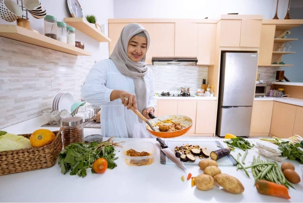 MESKIPUN ada pertikaian pandangan tentang tugas memasak yang dikatakan merupakan 'kerja' orang lelaki, tetapi masih ramai wanita enggan ambil pusing dan tetap menyediakan hidangan buat suami tercinta. -Foto: Canva