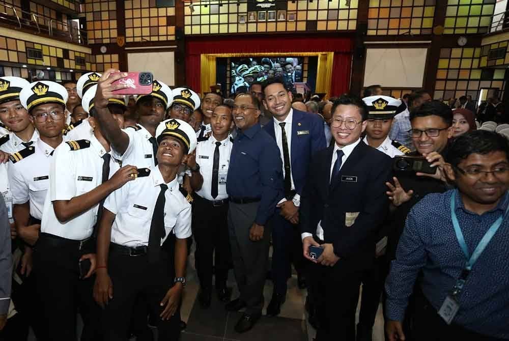 Zambry (tengah) bergambar bersama pelajar-pelajar PUO pada majlis INDex POLYCC 2024, pada Rabu.