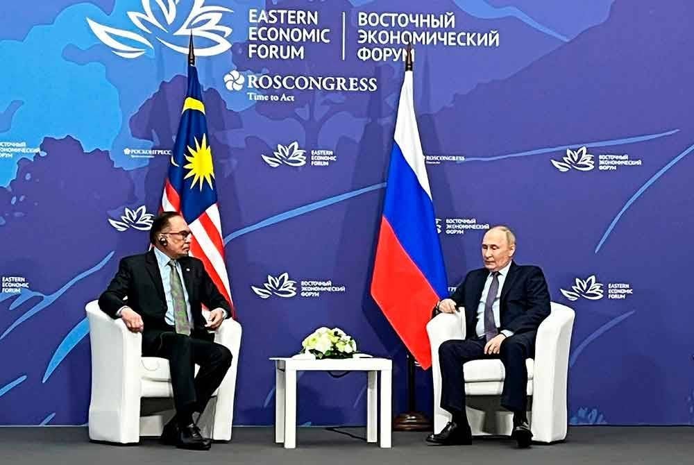 Anwar (kiri) bersama Vladimir Putin ketika mesyuarat dua hala antara kedua-dua negara sempena Forum Ekonomi Timur (EEF) ke-9 hari ini. - Foto: Bernama