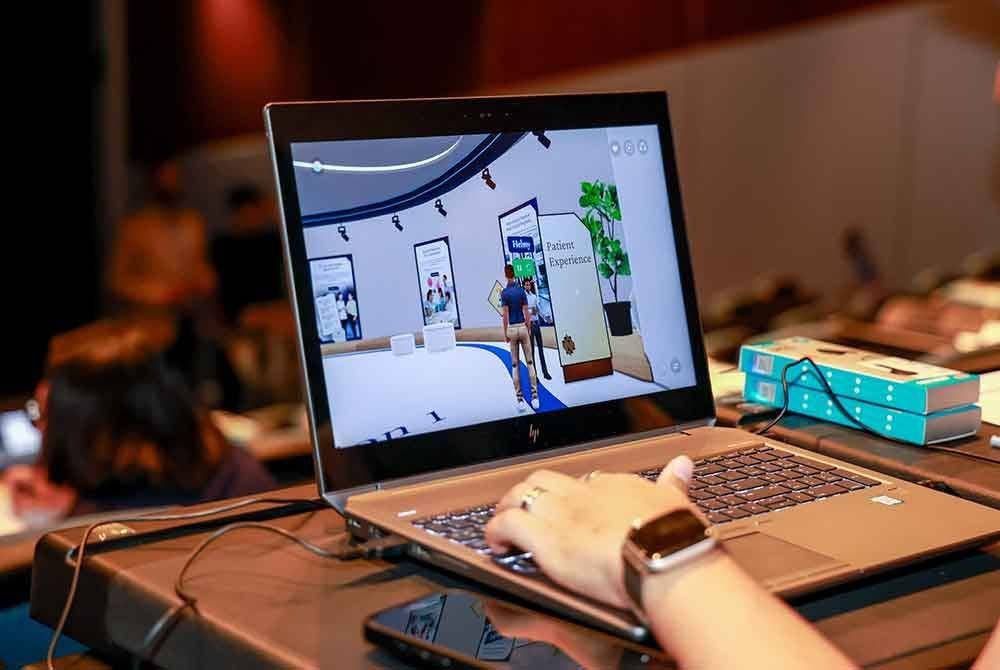 Aktiviti permainan video kepada pengamal media bagi memperkenalkan True Value pusat perubatan berkenaan.