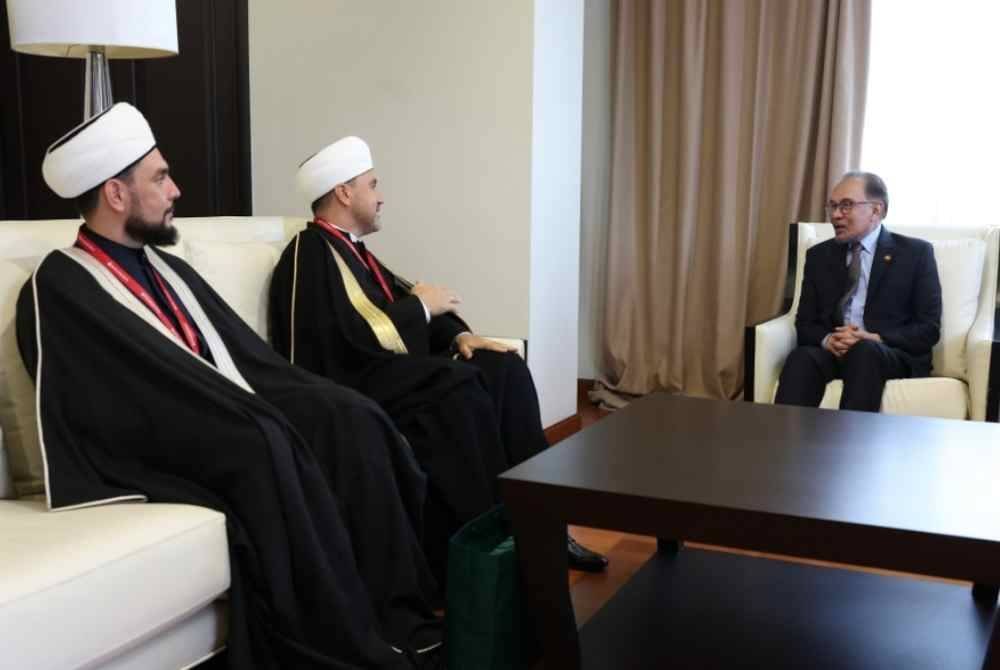 Anwar Ibrahim (kanan) mengadakan pertemuan bersama Timbalan Mufti Rushan Hazrat Abbyasov (tengah) yang merupakan timbalan pengerusi pertama Majlis Mufti Rusia dan Lembaga Agama Islam hari ini. Foto Bernama