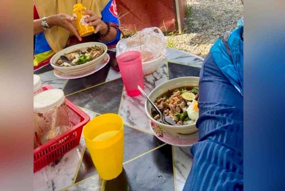 Mereka sempat bergambar sebelum makan.