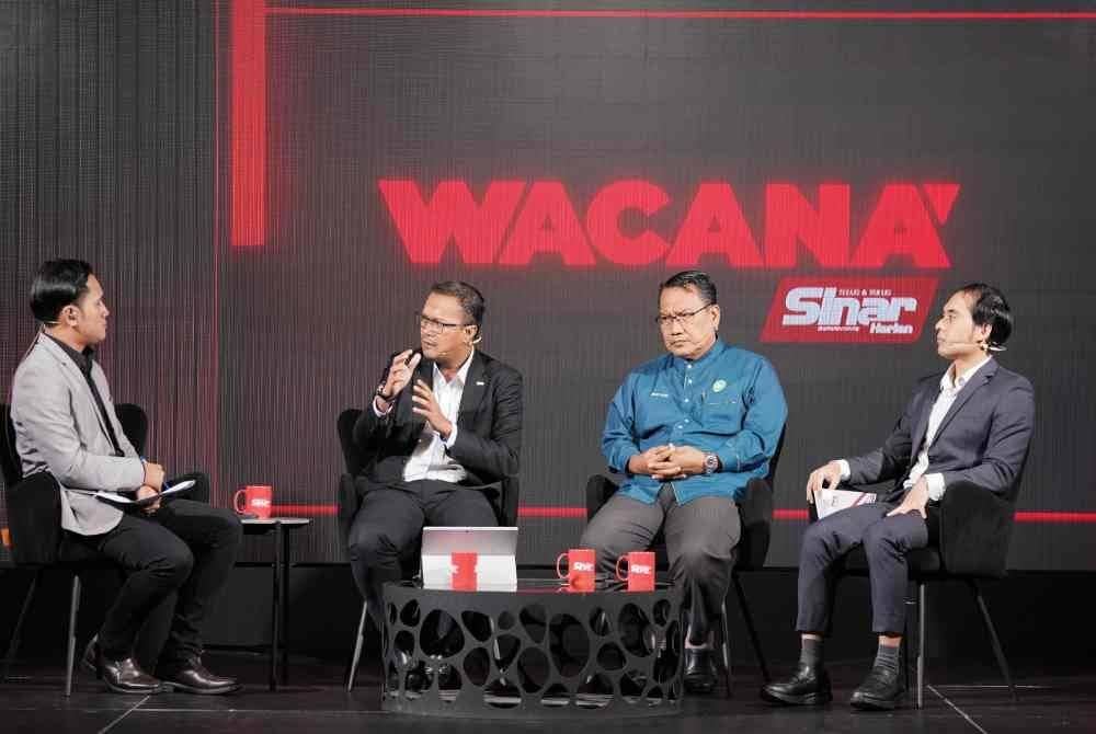 Program itu dihoskan Ismail Adnan dan turut menampilkan dua panelis lain iaitu Ahli Jawatankuasa (AJK) Pas Pusat, Dr Zuhdi Marsuki (dua dari kanan) dan Ketua Pegawai Eksekutif Kumpulan Eastern Pacific Industrial Corporation Bhd (EPIC), Muhtar Suhaili (dua dari kiri)