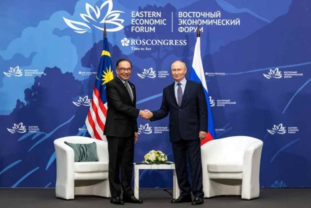 Anwar bersalaman dengan Presiden Rusia, Vladimir Putin ketika mesyuarat dua hala antara kedua-dua negara sempena Forum Ekonomi Timur (EEF) ke-9 hari ini. Foto Bernama