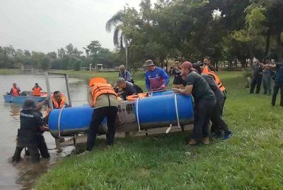 Perhilitan memasang salah satu perangkap di Tasik Shah Alam Seksyen 7.