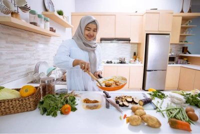 MESKIPUN ada pertikaian pandangan tentang tugas memasak yang dikatakan merupakan 'kerja' orang lelaki, tetapi masih ramai wanita enggan ambil pusing dan tetap menyediakan hidangan buat suami tercinta. -Foto: Canva