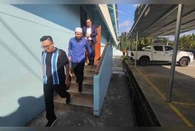 Ebit Lew ketika meninggalkan mahkamah selepas menghadiri perbicaraannya di Mahkamah Majistret Tenom.