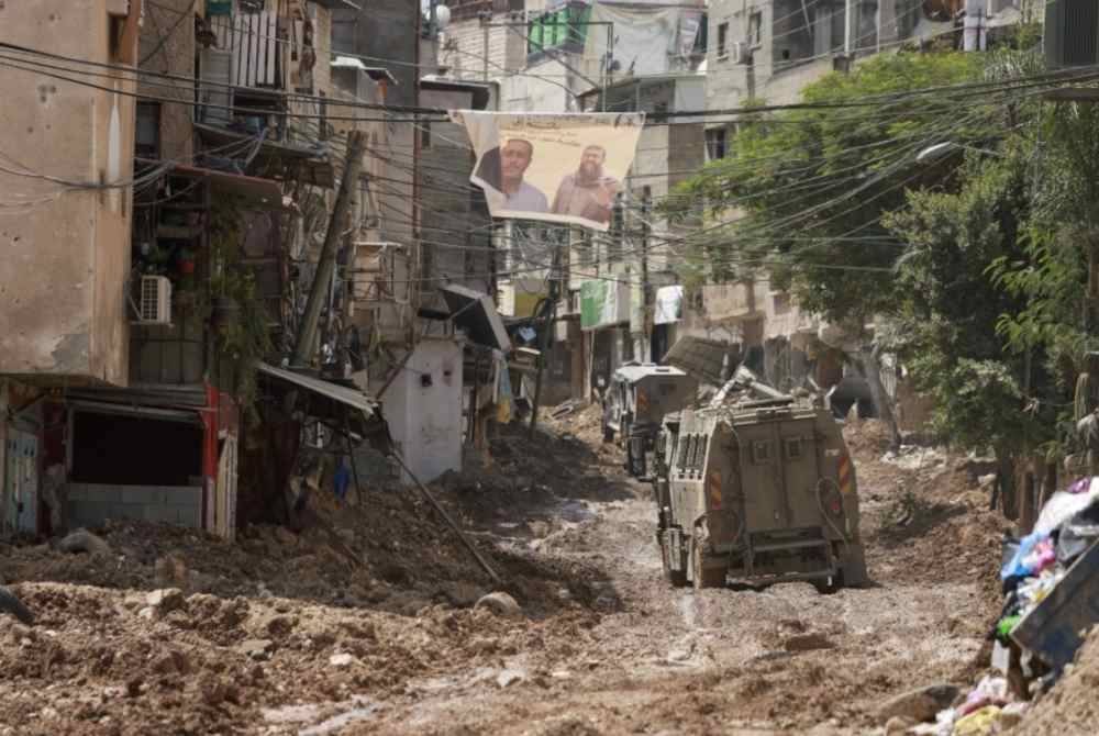Laluan di Tulkarem dimusnahkan tentera Israel ketika serbuan di bandar tersebut.