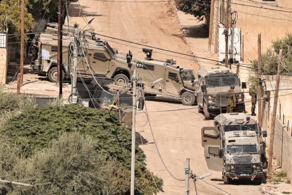 Anggota IDF berkawal di sekitar bandar utama di Tebing Barat.
