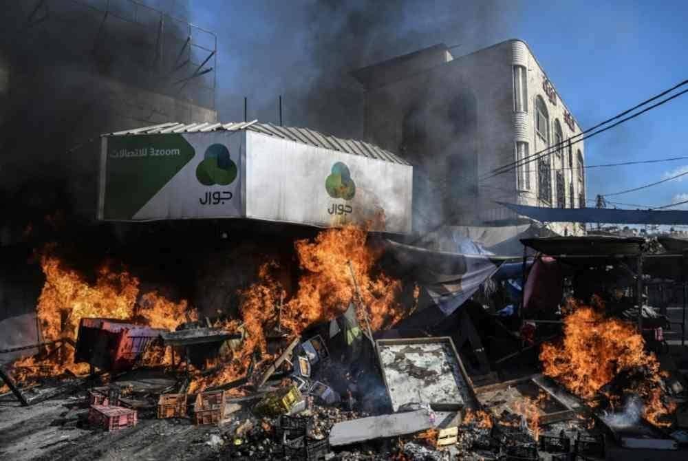 Kebakaran tercetus di sebuah pasar di wilayah tersebut selepas Israel terus melancarkan serbuan ganas di bandar-bandar utama.