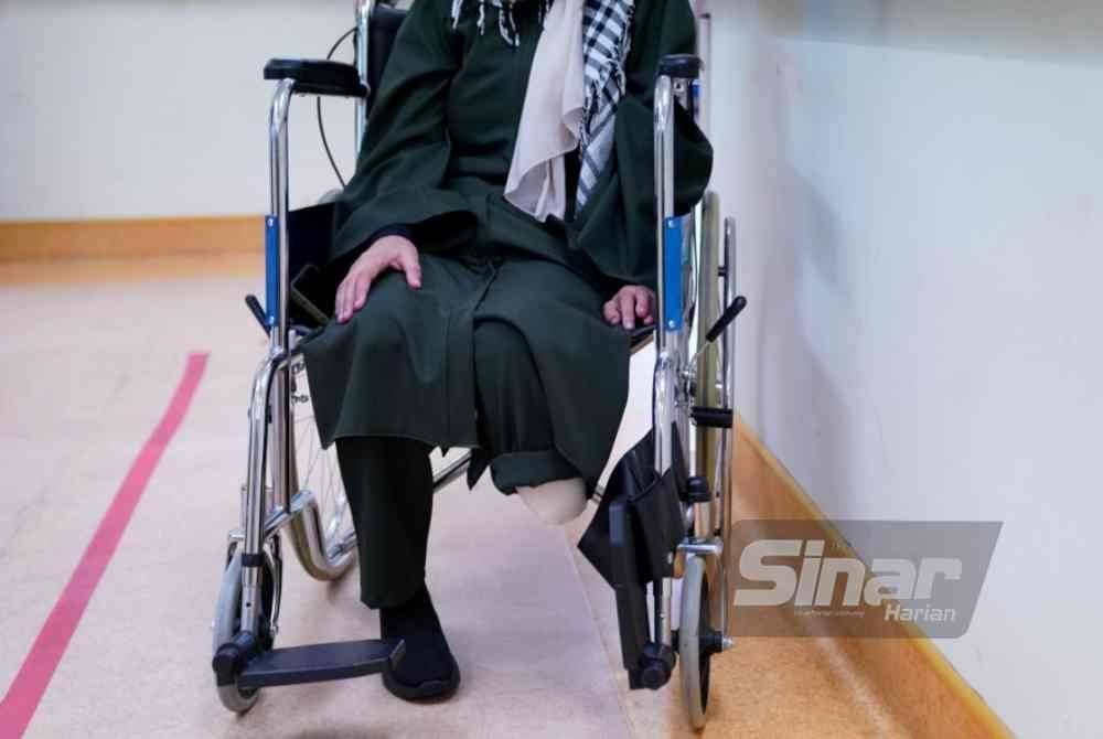 
Kaki kiri Banan Salmi tidak dapat diselamatkan akibat terkena serpihan bom. Foto Sinar Harian-MOHD HALIM ABDUL WAHID