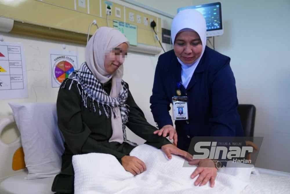 Penyelia Jururawat, Nursyida Jamaludin sentiasa memantau tahap kesihatan Banan Salmi di wad HATTM. Foto Sinar Harian-MOHD HALIM ABDUL WAHID