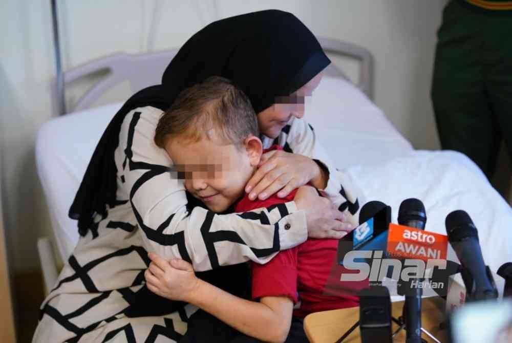 Zain Suhail berpelukan dengan ibunya Nisreen. Foto Sinar Harian-MOHD HALIM ABDUL WAHID