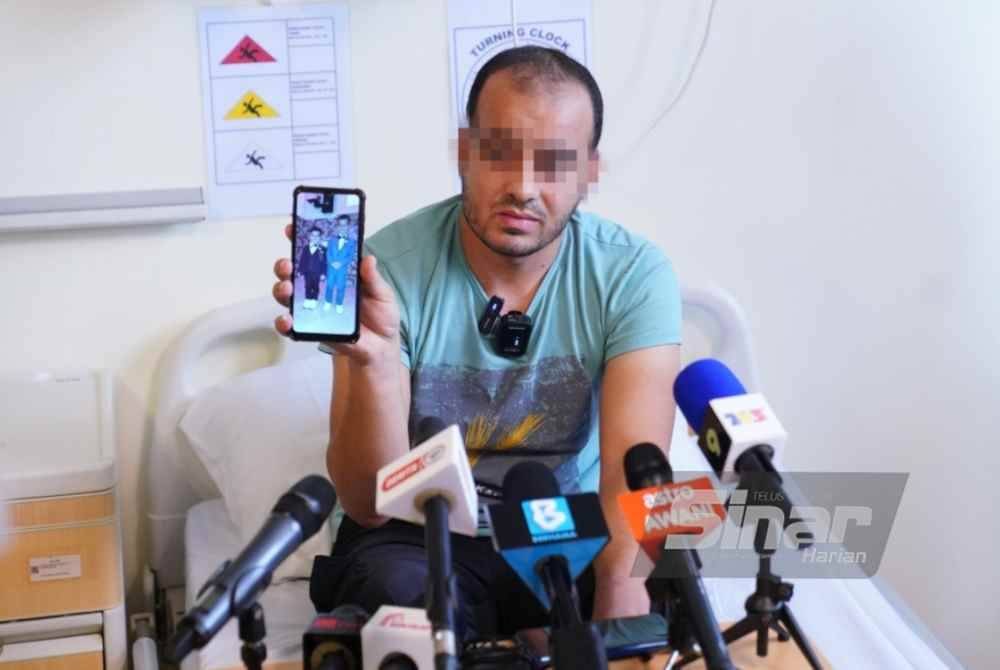 Mohamed Sufyan menunjukkan gambar dua daripada empat anaknya yang berada dalam jagaan isterinya di Utara Gaza. Foto Sinar Harian-MOHD HALIM ABDUL WAHID