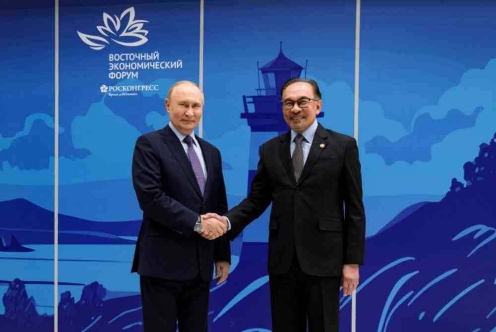 Anwar bersalaman dengan Vladimir Putin ketika mesyuarat dua hala antara kedua-dua negara sempena Forum Ekonomi Timur (EEF) ke-9 hari ini. Foto Bernama