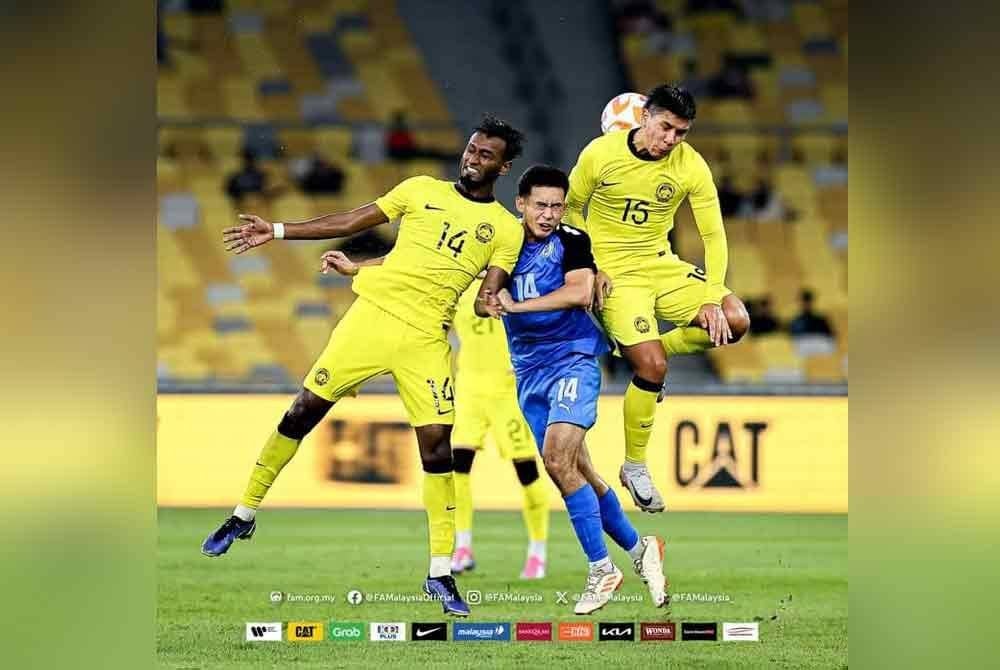 Pemain Azkals, Sandro Miguel Eyes diasak dua pemain Harimau Malaya, Syamer Kutty dan Nooa Laine dalam aksi separuh akhir Pestabola Merdeka di Bukit Jalil. Foto FAM