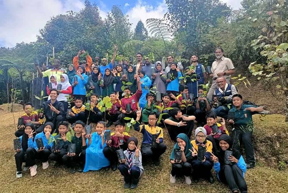 Seramai 34 murid Sekolah Kebangsaan (SK) Brinchang menyertai program penanaman semula pokok dijalankan Persatuan Kesedaran Alam Sekitar Cameron Highlands (Reach) di Pusat Biodiversiti Reach di Gunung Brinchang pada Rabu.