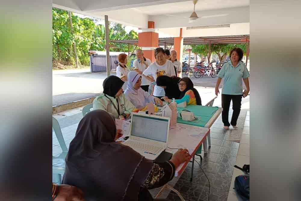 Pemeriksaan kesihatan antara aktiviti rutin yang dijalankan Pejabat Kesihatan Daerah Muallim di Pusat Aktiviti Warga Emas (PAWE). - Foto: PKMD Muallim