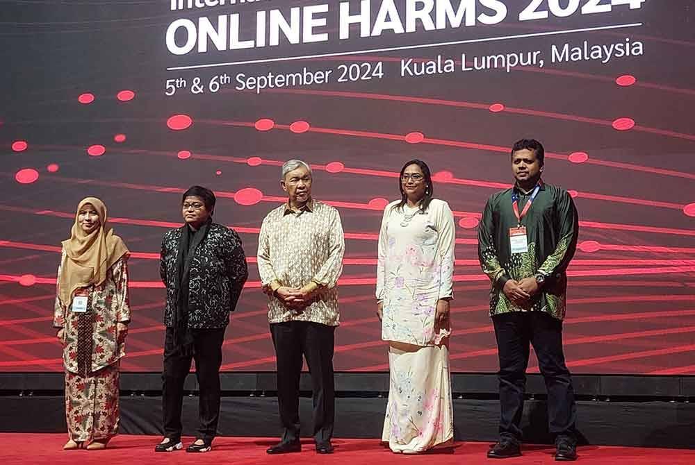 Ahmad Zahid (tengah) hadir merasmikan Persidangan Perundangan Antarabangsa Berkenaan Dengan Ancaman Dalam Talian 2024 di Pusat Konvensyen Kuala Lumpur pada Khamis.