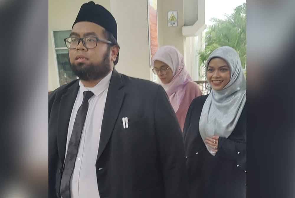 Ira (kanan) tiba di Mahkamah Rendah Syariah di sini pada Khamis.